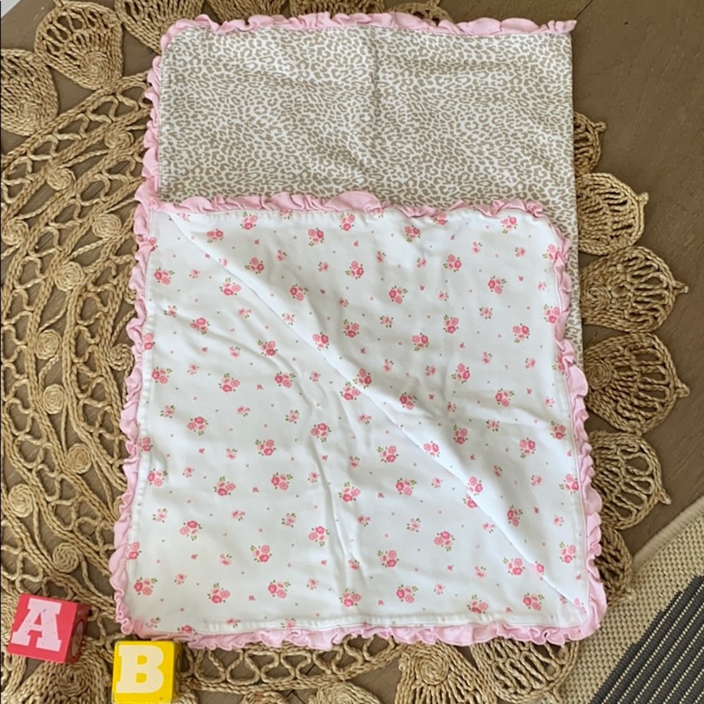 Bundle up with two blankets - Picture 2 of 10